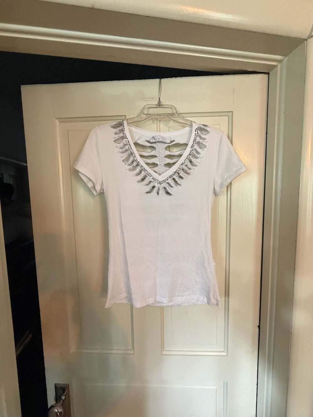 Nice Istanbul Model 8718 White Short Sleeve V-Neck T-Shirt with Metallic Back Cu